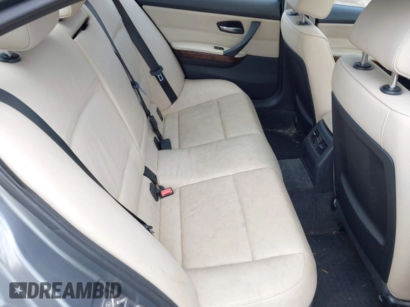 2011 BMW 3 Series 328i xDrive z VIN WBAPK5C58BA660052, wystawiony jako IAAI lot #42661491 z przebiegiem Nie podano mil oraz . Historia ofert i sprzedaży dostępna na DreamBid. Obrazek 8.