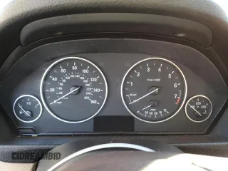 2013 BMW 3 Series 320i xDrive z VIN WBA3C3C56DF980153, wystawiony jako Copart lot #51377753 z przebiegiem Nie podano mil oraz Nie do naprawy • Non repairable. Historia ofert i sprzedaży dostępna na DreamBid. Obrazek 9.
