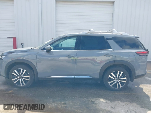 2023 Nissan Pathfinder Platinum с VIN 5N1DR3DK0PC207125, выставлен на аукционе IAAI как лот 41848785 с пробегом 22 068 миль миль и . История ставок и продаж доступна на DreamBid. Изображение 15.