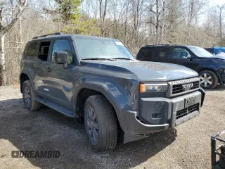 2024 Toyota Land Cruiser z VIN JTEABFAJXR5000883, wystawiony jako Copart lot #50334965 z przebiegiem Nie podano mil oraz Szkoda całkowita • Salvage title. Historia ofert i sprzedaży dostępna na DreamBid. Obrazek 4.