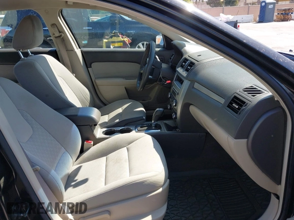 2010 Ford Fusion SE z VIN 3FAHP0HA2AR131918, wystawiony jako IAAI lot #42678902 z przebiegiem 180 828 mil mil oraz . Historia ofert i sprzedaży dostępna na DreamBid. Obrazek 5.