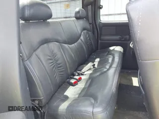 2000 Chevrolet Silverado 2500 LS z VIN 1GCGK29U7YE398008, wystawiony jako IAAI lot #42432596 z przebiegiem 217 691 mil mil oraz . Historia ofert i sprzedaży dostępna na DreamBid. Obrazek 8.