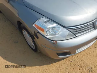 2007 Nissan Versa SL z VIN 3N1BC13E57L424125, wystawiony jako IAAI lot #42418376 z przebiegiem 196 779 mil mil oraz . Historia ofert i sprzedaży dostępna na DreamBid. Obrazek 14.