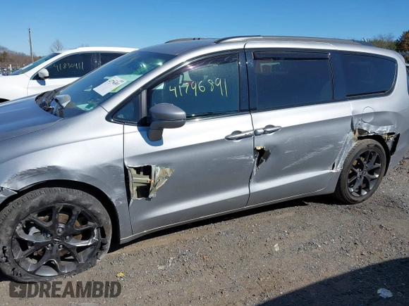 2021 Chrysler Pacifica Touring z VIN 2C4RC1FG8MR565455, wystawiony jako IAAI lot #41796891 z przebiegiem 105 645 mil mil oraz . Historia ofert i sprzedaży dostępna na DreamBid. Obrazek 6.