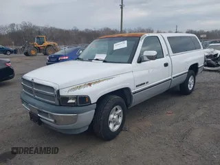 1996 Dodge 1500 z VIN 1B7HC16Y7TS692599, wystawiony jako IAAI lot #41897126 z przebiegiem 113 562 mil mil oraz . Historia ofert i sprzedaży dostępna na DreamBid. Obrazek 2.