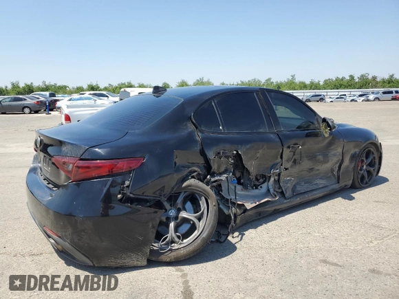 2018 Alfa Romeo Giulia Ti Sport z VIN ZARFAECN7J7588845, wystawiony jako Copart lot #55140535 z przebiegiem Nie podano mil oraz Szkoda całkowita • Salvage title. Historia ofert i sprzedaży dostępna na DreamBid. Obrazek 3.