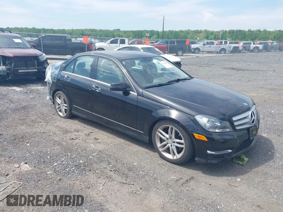 2013 Mercedes-Benz C 300 Sport z VIN WDDGF8ABXDR289715, wystawiony jako IAAI lot #42178866 z przebiegiem 67 658 mil mil oraz . Historia ofert i sprzedaży dostępna na DreamBid. Obrazek 1.