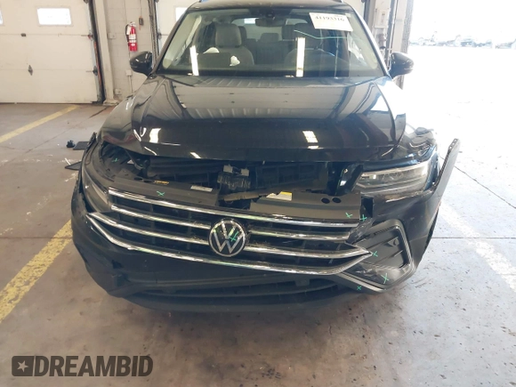 2023 Volkswagen Tiguan S z VIN 3VVRB7AX6PM069001, wystawiony jako IAAI lot #41193316 z przebiegiem 21 586 mil mil oraz . Historia ofert i sprzedaży dostępna na DreamBid. Obrazek 6.