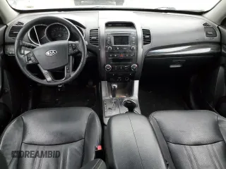 2013 Kia Sorento EX z VIN 5XYKUDA24DG411065, wystawiony jako Copart lot #55060245 z przebiegiem 171 799 mil mil oraz Czysty tytuł • Clean title. Historia ofert i sprzedaży dostępna na DreamBid. Obrazek 8.