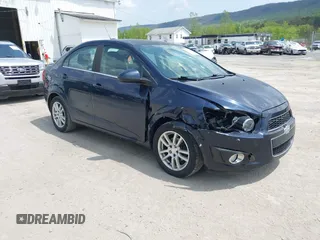 2016 Chevrolet Sonic LT z VIN 1G1JC5SG8G4163316, wystawiony jako IAAI lot #42138592 z przebiegiem 114 799 mil mil oraz . Historia ofert i sprzedaży dostępna na DreamBid. Obrazek 1.