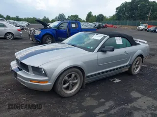 2005 Ford Mustang Deluxe z VIN 1ZVFT84N755215467, wystawiony jako IAAI lot #42452885 z przebiegiem 126 366 mil mil oraz . Historia ofert i sprzedaży dostępna na DreamBid. Obrazek 2.