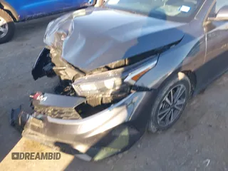2023 Kia Forte LXS z VIN 3KPF24AD8PE654341, wystawiony jako IAAI lot #41261511 z przebiegiem 20 312 mil mil oraz . Historia ofert i sprzedaży dostępna na DreamBid. Obrazek 6.