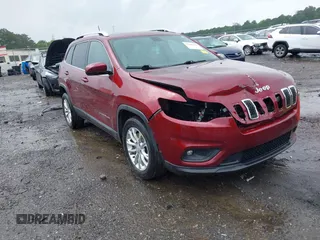 2019 Jeep Cherokee Latitude z VIN 1C4PJLCB1KD241460, wystawiony jako IAAI lot #42347643 z przebiegiem 107 793 mil mil oraz . Historia ofert i sprzedaży dostępna na DreamBid. Obrazek 1.