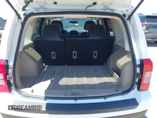 2014 Jeep Patriot Latitude z VIN 1C4NJPFB1ED505288, wystawiony jako IAAI lot #42118356 z przebiegiem 146 615 mil mil oraz . Historia ofert i sprzedaży dostępna na DreamBid. Obrazek 18.