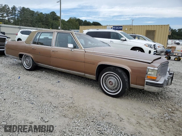 1988 Cadillac Brougham z VIN 1G6DW51Y5J9727006, wystawiony jako Copart lot #70573614 z przebiegiem 34 628 mil mil oraz Szkody całkowita. Historia ofert i sprzedaży dostępna na DreamBid. Obrazek 4.