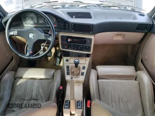 1988 BMW M5 z VIN WBSDC930XJ2791080, wystawiony jako Copart lot #45013965 z przebiegiem 158 194 mil mil oraz Tytuł czysty. Historia ofert i sprzedaży dostępna na DreamBid. Obrazek 8.