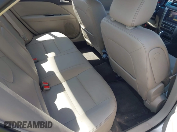 2010 Ford Fusion Hybrid z VIN 3FADP0L38AR411074, wystawiony jako IAAI lot #41928348 z przebiegiem 79 306 mil mil oraz . Historia ofert i sprzedaży dostępna na DreamBid. Obrazek 8.