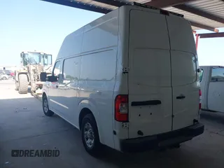 2018 Nissan NV Cargo SV z VIN 1N6AF0LYXJN809818, wystawiony jako IAAI lot #41882662 z przebiegiem 109 329 mil mil oraz . Historia ofert i sprzedaży dostępna na DreamBid. Obrazek 3.