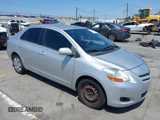 2008 Toyota Yaris z VIN JTDBT923X81296694, wystawiony jako IAAI lot #42147993 z przebiegiem 63 620 mil mil oraz . Historia ofert i sprzedaży dostępna na DreamBid. Obrazek 1.
