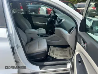 2018 Hyundai Tucson SE z VIN KM8J2CA47JU660172, wystawiony jako Copart lot #59145535 z przebiegiem 115 772 mil mil oraz Tytuł czysty. Historia ofert i sprzedaży dostępna na DreamBid. Obrazek 5.