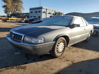 1993 Cadillac Eldorado z VIN 1G6EL12B1PU616913, wystawiony jako Copart lot #80311794 z przebiegiem 174 556 mil mil oraz Szkoda całkowita • Salvage title. Historia ofert i sprzedaży dostępna na DreamBid. Obrazek 1.