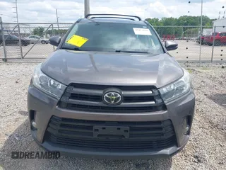 2018 Toyota Highlander SE z VIN 5TDJZRFH6JS495380, wystawiony jako IAAI lot #42427831 z przebiegiem 117 159 mil mil oraz . Historia ofert i sprzedaży dostępna na DreamBid. Obrazek 13.