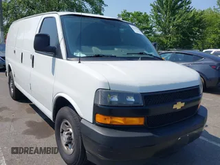 2021 Chevrolet Express Cargo z VIN 1GCWGAFP0M1181312, wystawiony jako IAAI lot #42419790 z przebiegiem 110 271 mil mil oraz . Historia ofert i sprzedaży dostępna na DreamBid. Obrazek 1.