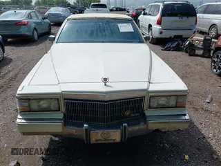 1991 Cadillac Brougham z VIN 1G6DW54E5MR723477, wystawiony jako IAAI lot #42535123 z przebiegiem 300 768 mil mil oraz . Historia ofert i sprzedaży dostępna na DreamBid. Obrazek 6.