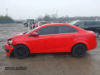 2015 Chevrolet Sonic LT z VIN 1G1JC5SBXF4179097, wystawiony jako IAAI lot #41715882 z przebiegiem 127 163 mil mil oraz . Historia ofert i sprzedaży dostępna na DreamBid. Obrazek 14.