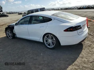 2013 Tesla Model S z VIN 5YJSA1CN1DFP11636, wystawiony jako Copart lot #78333554 z przebiegiem 101 625 mil mil oraz Szkoda całkowita • Salvage title. Historia ofert i sprzedaży dostępna na DreamBid. Obrazek 2.