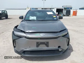 2024 Toyota bZ4X XLE z VIN JTMAAAAA9RA051518, wystawiony jako IAAI lot #42258363 z przebiegiem 2 866 mil mil oraz . Historia ofert i sprzedaży dostępna na DreamBid. Obrazek 12.