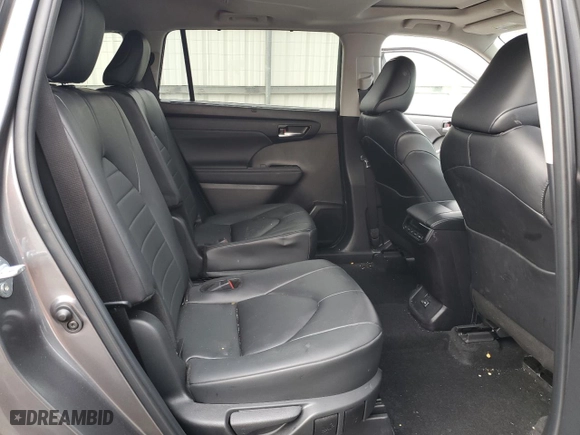 2024 Toyota Highlander LE with VIN 5TDKDRBH1RS536292, listed as a Copart auction lot 47497415 with 9,521 mi miles and Salvage Title. Bid and sale history available at carsss.com. Image 11.