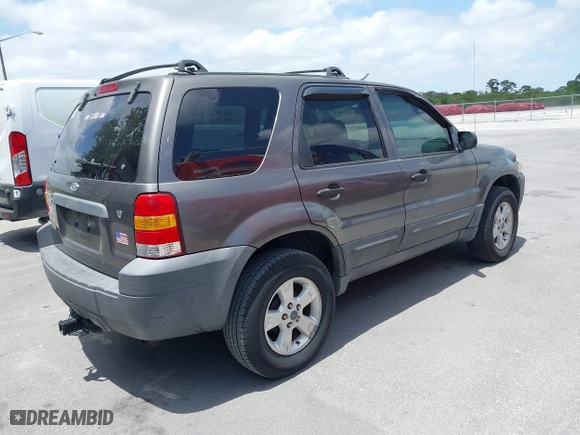 2005 Ford Escape XLT with VIN 1FMYU03175KD53760, listed as a IAAI auction lot 42124876 with 158,706 mi miles. Bid and sale history available at carsss.com. Image 4.