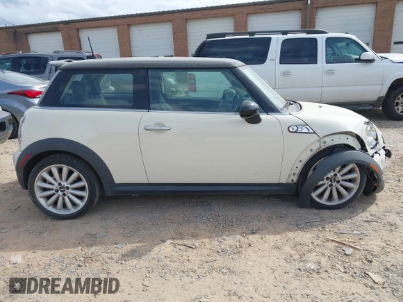 2011 MINI Hardtop S with VIN WMWSV3C5XBTY14030, listed as a IAAI auction lot 41712084 with 132,126 mi miles and . Bid and sale history available at DreamBid. Image 13.