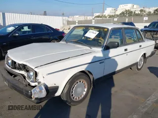 1990 Volvo 240 z VIN YV1AA8846L1429028, wystawiony jako IAAI lot #41370630 z przebiegiem 132 354 mil mil oraz . Historia ofert i sprzedaży dostępna na DreamBid. Obrazek 2.