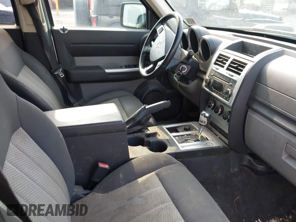 2010 Dodge Nitro SXT z VIN 1D4PU5GK8AW146087, wystawiony jako IAAI lot #42423104 z przebiegiem 220 381 mil mil oraz . Historia ofert i sprzedaży dostępna na DreamBid. Obrazek 5.