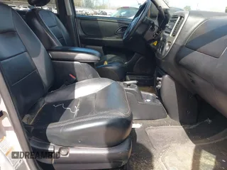2004 Ford Escape Limited with VIN 1FMCU94104KB50513, listed as a IAAI auction lot 41720459 with 200,798 mi miles. Bid and sale history available at carsss.com. Image 5.