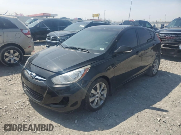 2013 Hyundai Accent SE z VIN KMHCU5AE1DU075065, wystawiony jako Copart lot #51508615 z przebiegiem 196 419 mil mil oraz Czysty tytuł • Clean title. Historia ofert i sprzedaży dostępna na DreamBid. Obrazek 1.