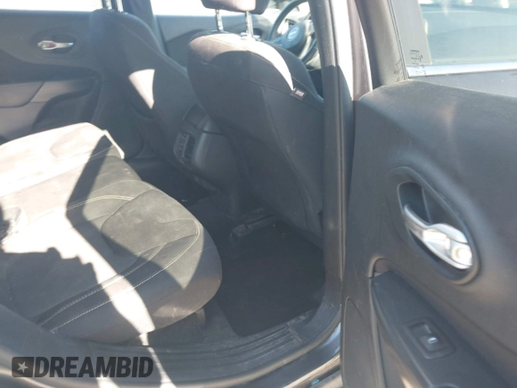 2016 Jeep Cherokee Latitude z VIN 1C4PJLCB6GW159039, wystawiony jako IAAI lot #42274817 z przebiegiem 136 269 mil mil oraz . Historia ofert i sprzedaży dostępna na DreamBid. Obrazek 8.