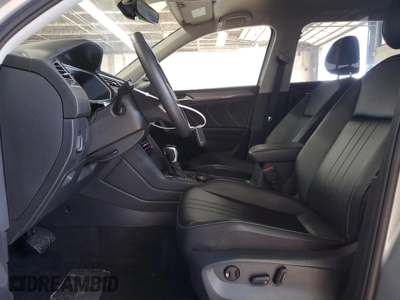 2024 Volkswagen Tiguan SE z VIN 3VV2B7AX0RM107682, wystawiony jako Copart lot #63655555 z przebiegiem 46 998 mil mil oraz Czysty tytuł • Clean title. Historia ofert i sprzedaży dostępna na DreamBid. Obrazek 7.