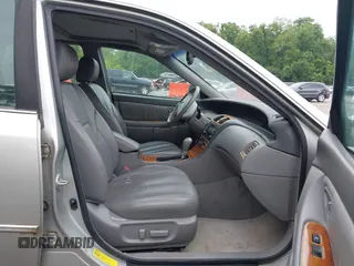 2003 Toyota Avalon XL z VIN 4T1BF28B13U293991, wystawiony jako IAAI lot #42358965 z przebiegiem 142 424 mil mil oraz . Historia ofert i sprzedaży dostępna na DreamBid. Obrazek 5.