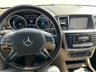 2013 Mercedes-Benz M 350 z VIN 4JGDA2EB9DA148518, wystawiony jako Copart lot #57175705 z przebiegiem 174 131 mil mil oraz Tytuł czysty. Historia ofert i sprzedaży dostępna na DreamBid. Obrazek 7.