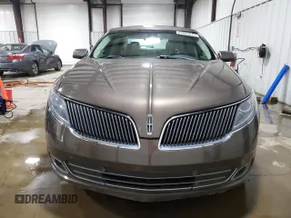 2016 Lincoln MKS z VIN 1LNHL9DK1GG600467, wystawiony jako Copart lot #60660915 z przebiegiem 90 180 mil mil oraz Czysty tytuł • Clean title. Historia ofert i sprzedaży dostępna na DreamBid. Obrazek 5.