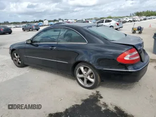 2005 Mercedes-Benz CLK 320 z VIN WDBTJ65J55F157718, wystawiony jako Copart lot #45033595 z przebiegiem 153 639 mil mil oraz Szkody całkowita. Historia ofert i sprzedaży dostępna na DreamBid. Obrazek 2.