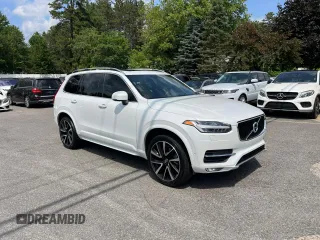 2018 Volvo XC90 Momentum z VIN YV4A22PK9J1319424, wystawiony jako Copart lot #62407515 z przebiegiem 172 293 mil mil oraz Czysty tytuł • Clean title. Historia ofert i sprzedaży dostępna na DreamBid. Obrazek 1.