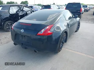 2015 Nissan 370Z z VIN JN1AZ4EH2FM442556, wystawiony jako IAAI lot #41956287 z przebiegiem 128 769 mil mil oraz . Historia ofert i sprzedaży dostępna na DreamBid. Obrazek 4.