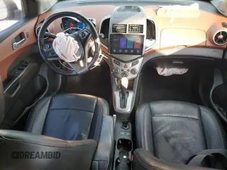 2015 Chevrolet Sonic LTZ z VIN 1G1JE5SB5F4106391, wystawiony jako Copart lot #41699175 z przebiegiem 113 683 mil mil oraz Szkoda całkowita • Salvage title. Historia ofert i sprzedaży dostępna na DreamBid. Obrazek 8.