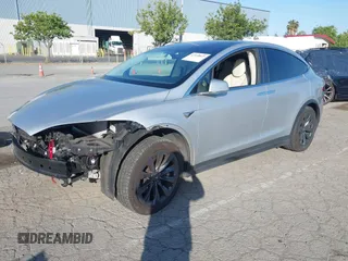 2017 Tesla Model X 90D z VIN 5YJXCAE25HF077689, wystawiony jako IAAI lot #42138029 z przebiegiem 71 574 mil mil oraz . Historia ofert i sprzedaży dostępna na DreamBid. Obrazek 18.