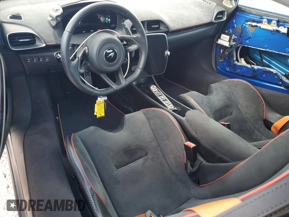 2023 McLaren Artura z VIN SBM16AEA9PW001592, wystawiony jako Copart lot #50613595 z przebiegiem 2956 mil mil oraz Szkody całkowita. Historia ofert i sprzedaży dostępna na DreamBid. Obrazek 8.
