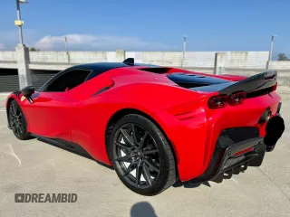 2021 Ferrari SF90 z VIN ZFF95NLA4M0265120, wystawiony jako Copart lot #58449645 z przebiegiem 5000 mil mil oraz Szkody całkowita. Historia ofert i sprzedaży dostępna na DreamBid. Obrazek 3.